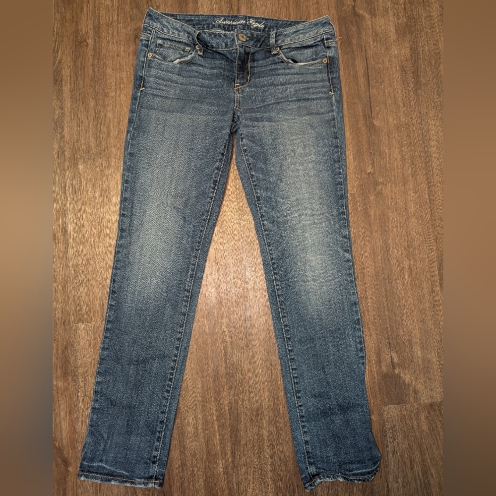 American Eagle Outfitters Straight Leg Jeans in Medium Blue Wash